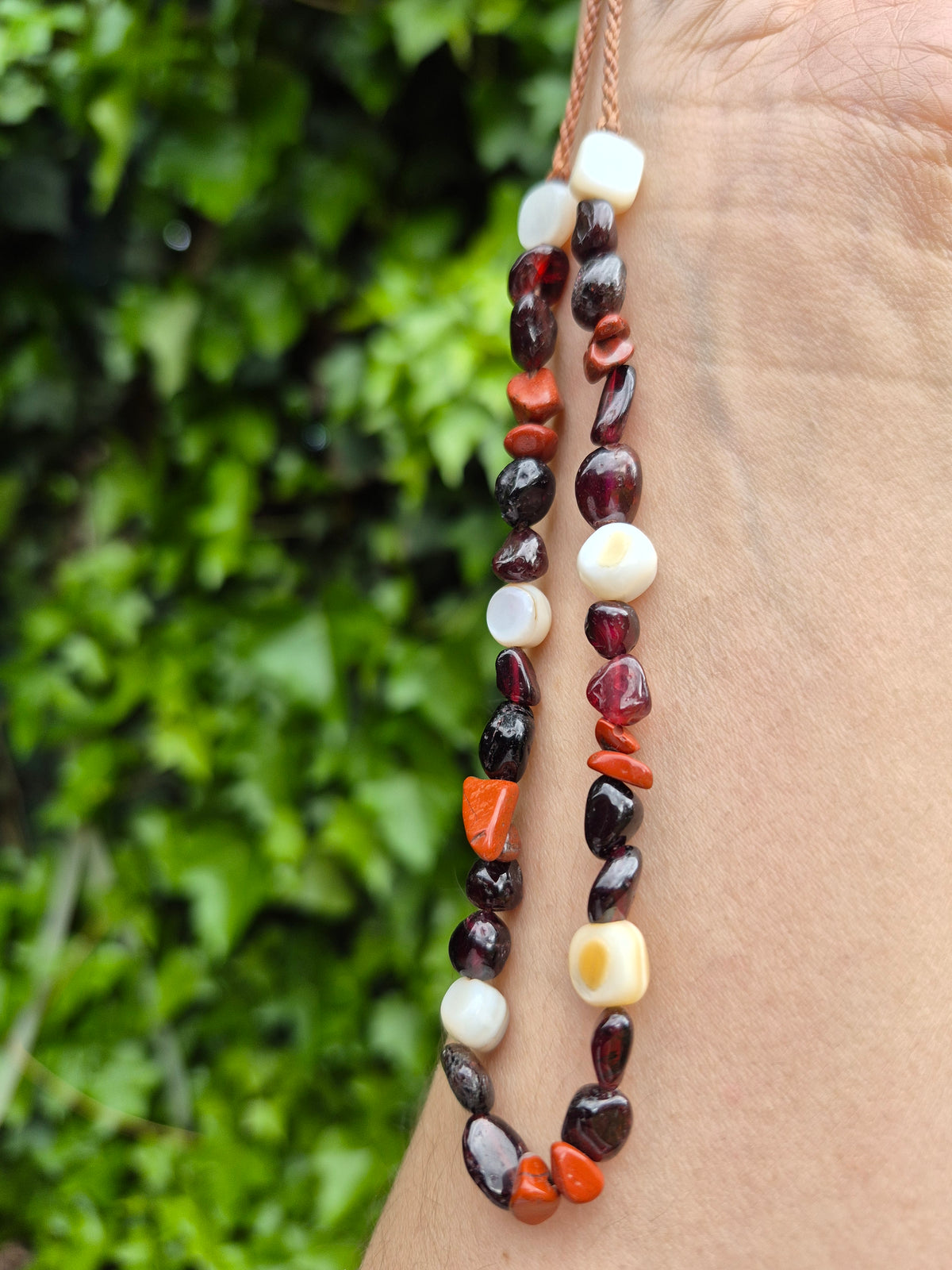 Collar de piedras granate y jaspe rojo
