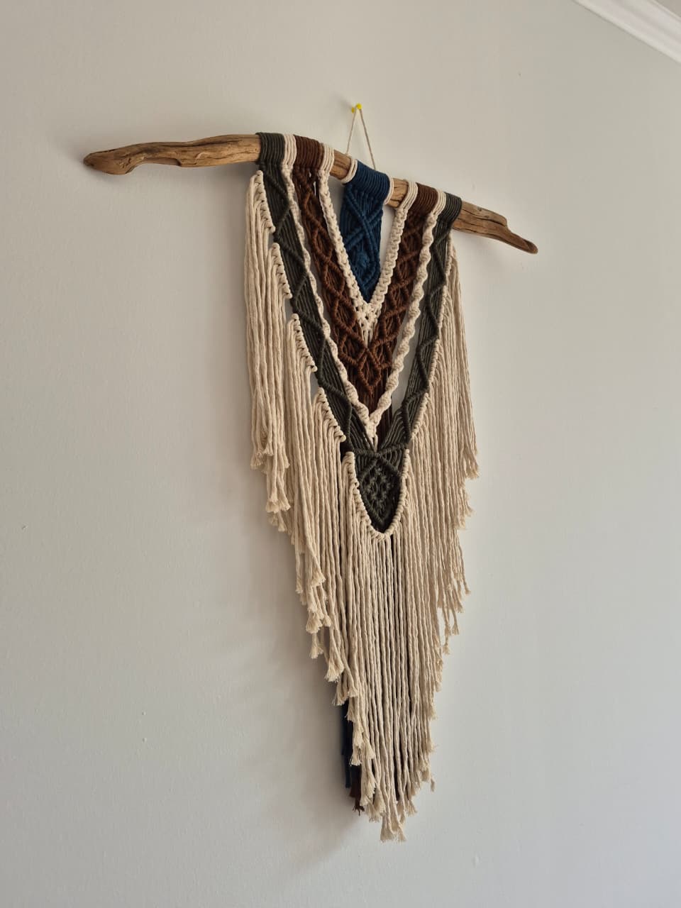 Telar decorativo macramé con palito de río