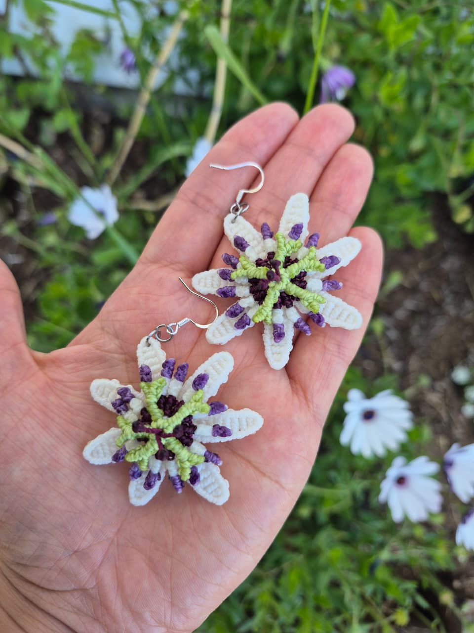 Aritos de macramé flor pasiflora ganchos de plata 925