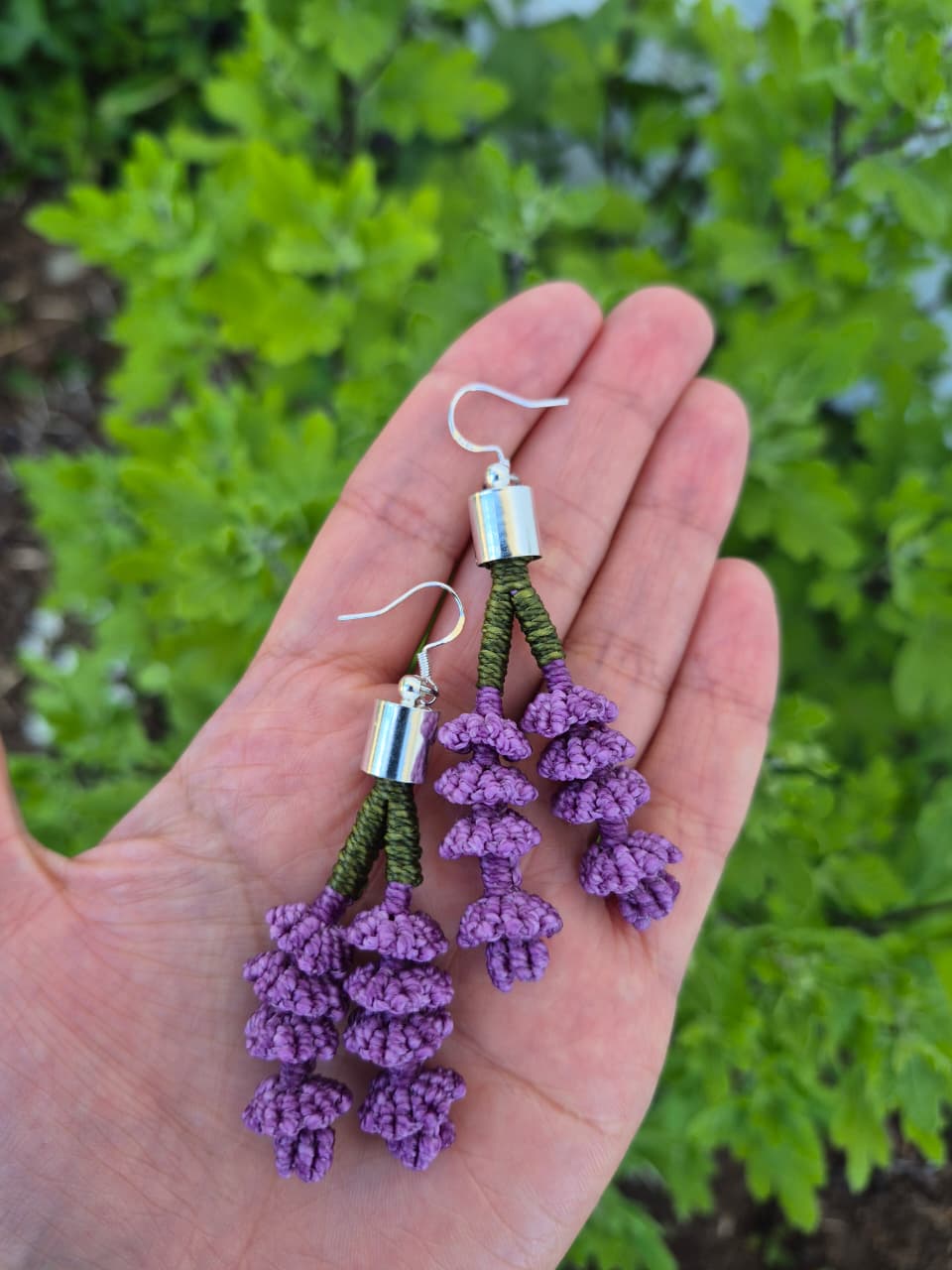 Aritos de macramé flor lavanda ganchos de plata 925