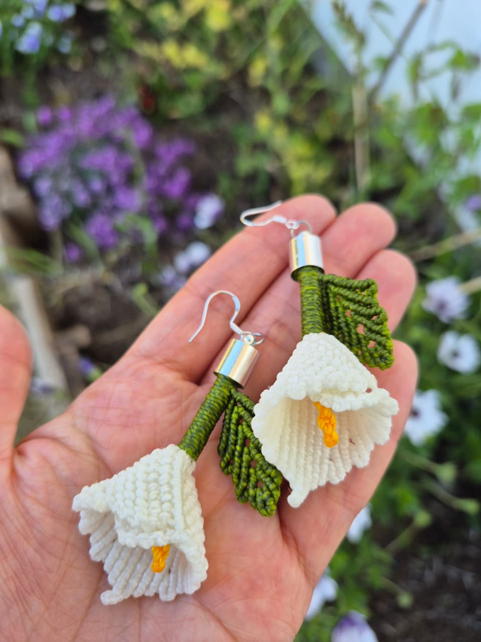 Aritos de macramé calas blancas ganchos de plata 925