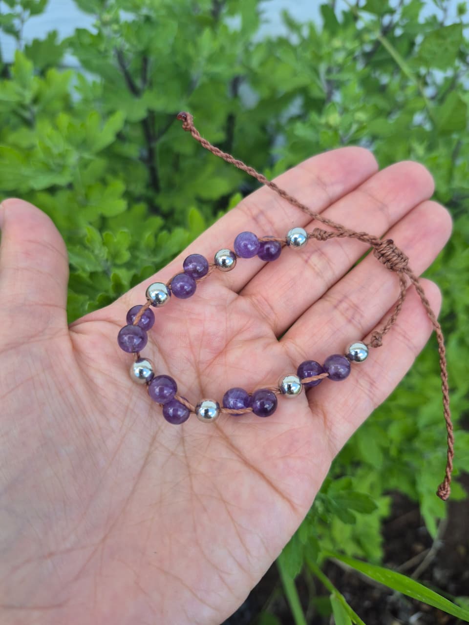 Pulsera de macramé con piedra natural amatista bolitas
