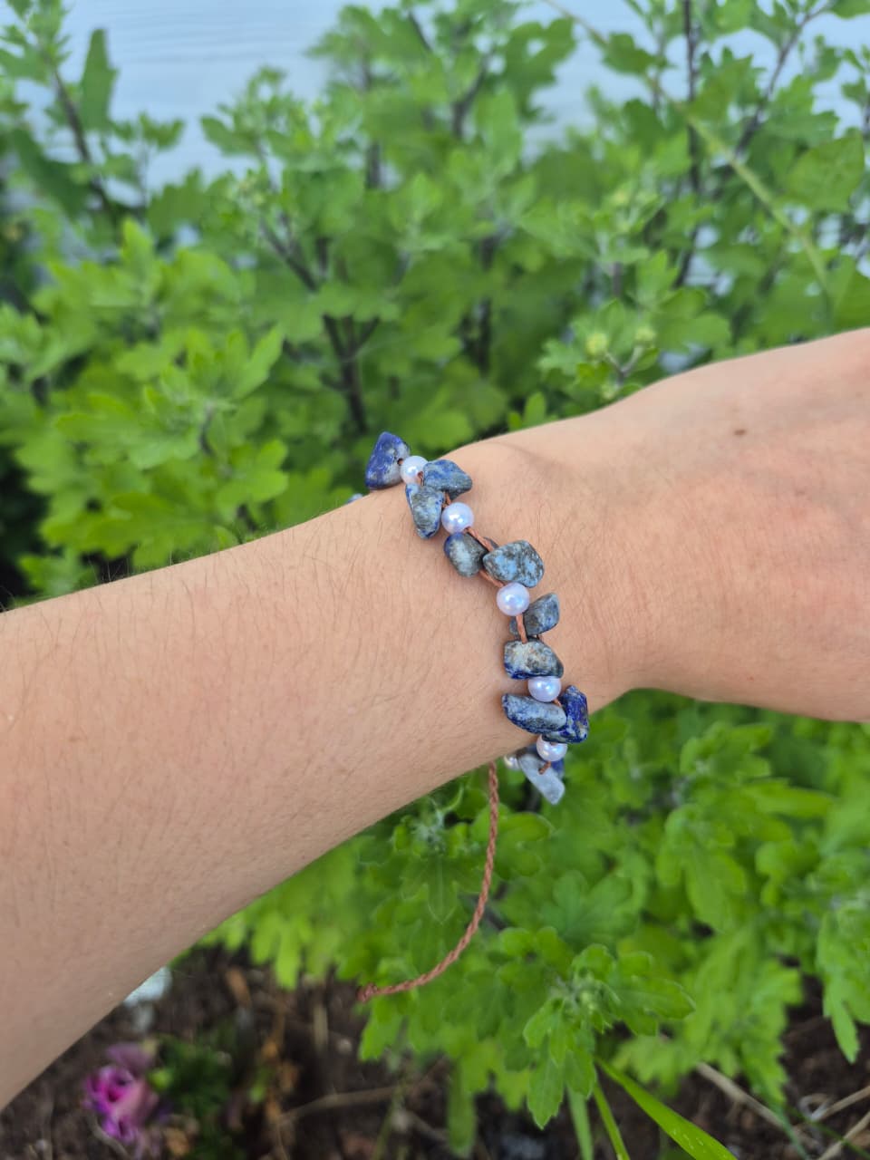 Pulsera de macramé con piedra natural lapislázuli chips en bruto