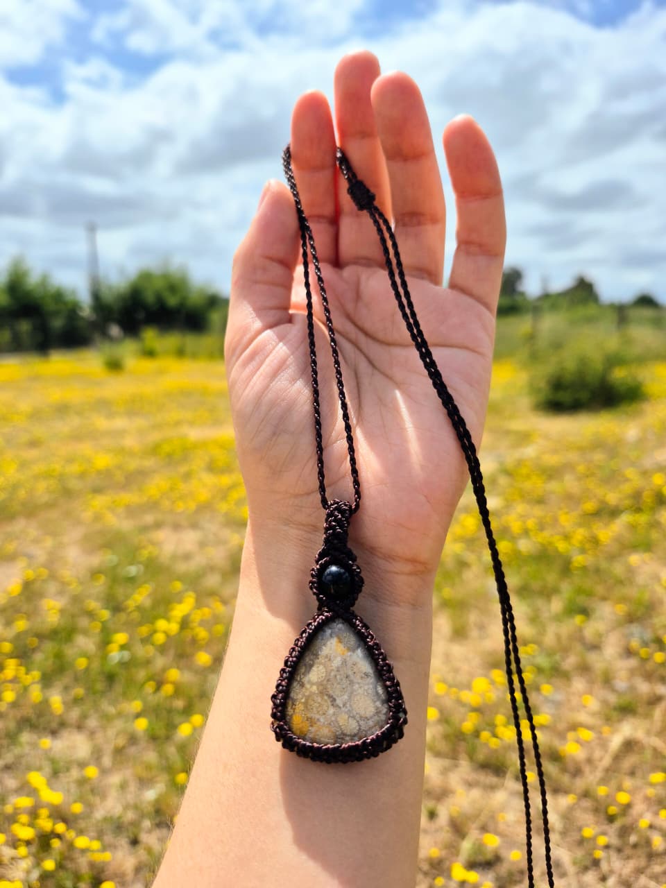 Collar de macramé piedra coral fósil