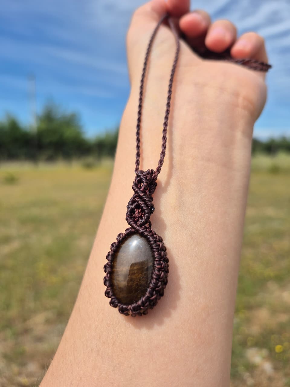 Collar de macramé cabuchón ojo de tigre regulable