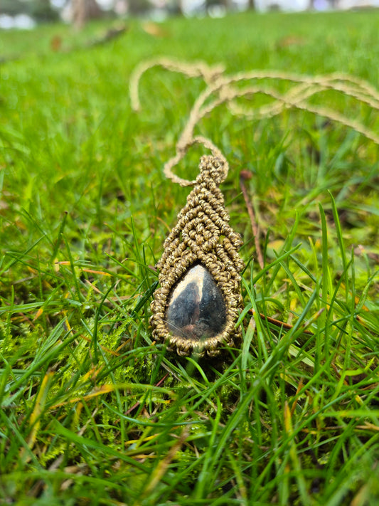 Collar de macramé con piedra pirita