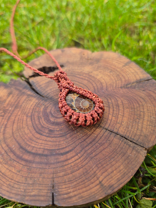 Collar de macramé con fósil Amonite