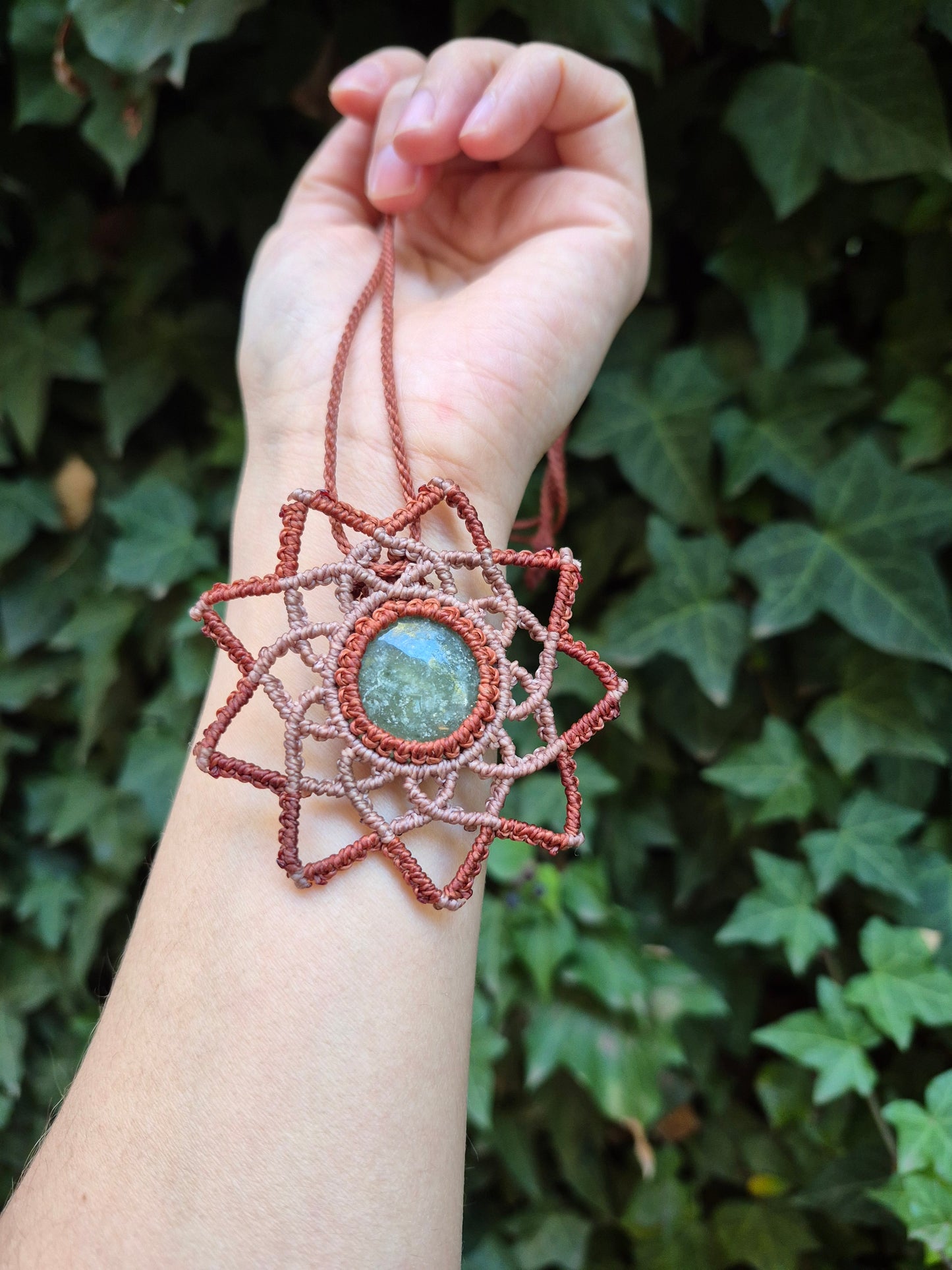 Collar macramé diseño mandala piedra aventurina verde