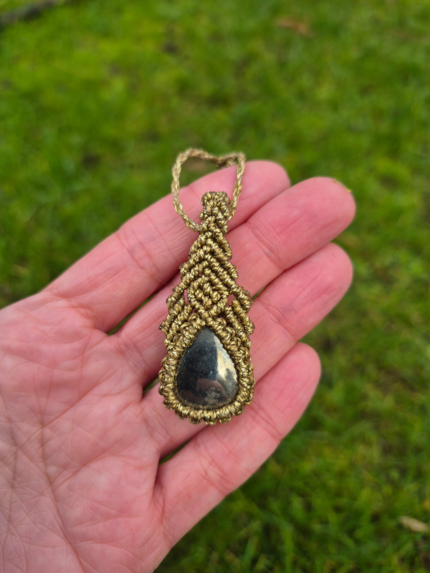 Collar de macramé con piedra pirita