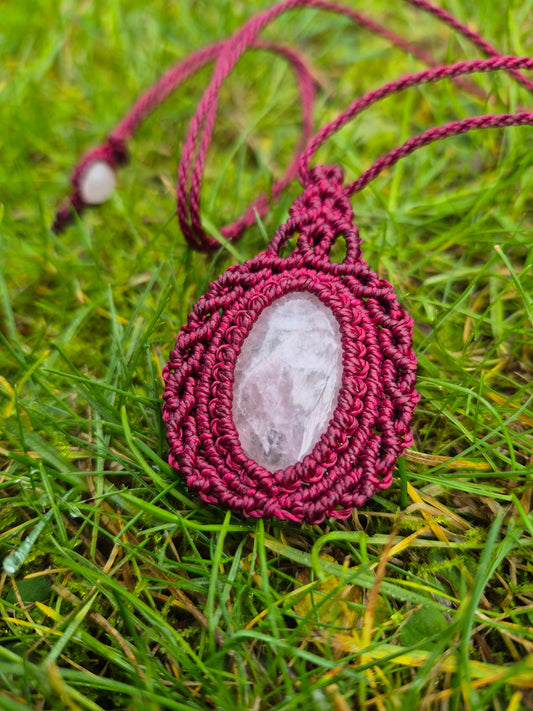 Collar medallón macramé con cuarzo rosa