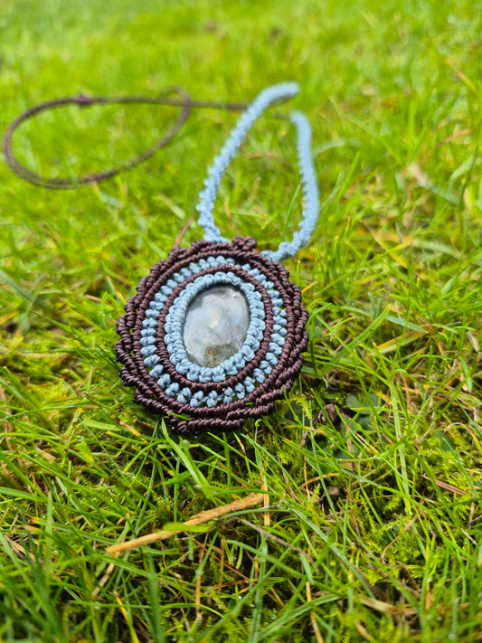 Collar medallón macramé piedra Labradorita azul