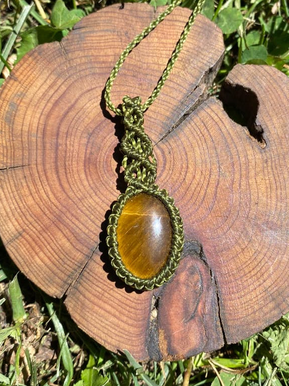 Collar de macramé y piedra natural ojo de tigre