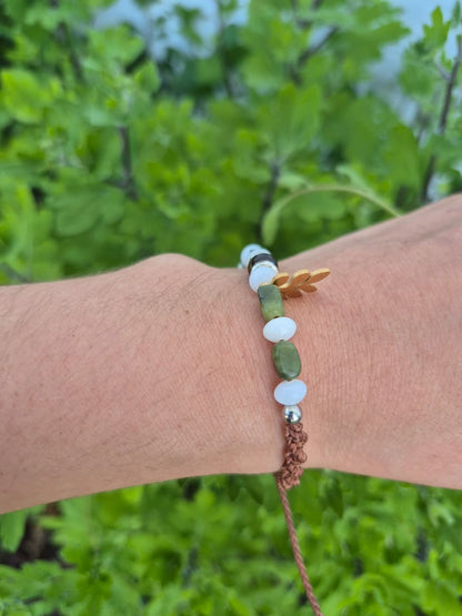 Pulsera con piedra natural de jade y ojo de tigre y macramé
