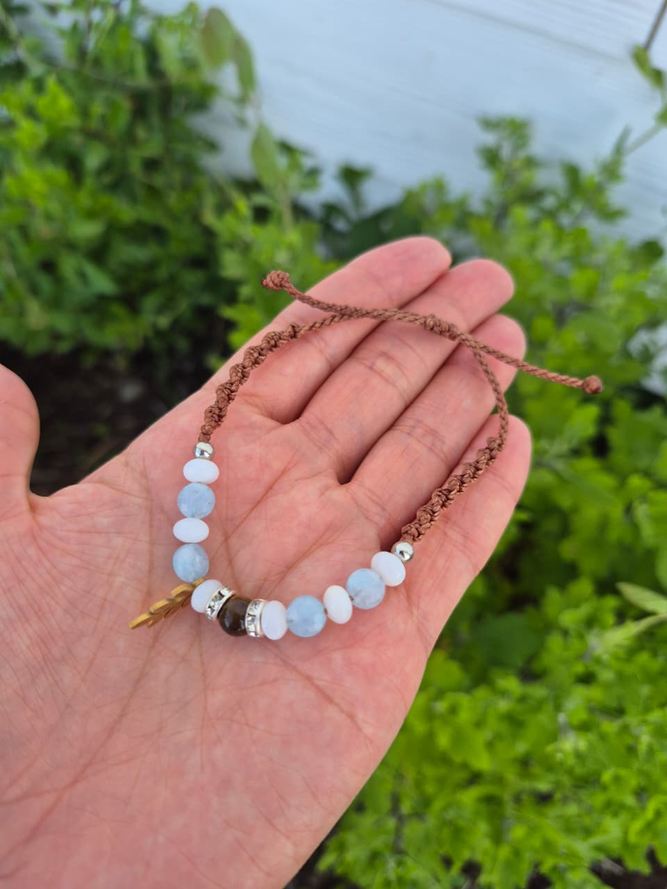 Pulsera de aguamarina y ojo de tigre con macramé