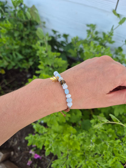 Pulsera de aguamarina y ojo de tigre con macramé