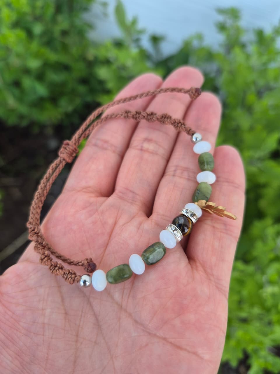 Pulsera con piedra natural de jade y ojo de tigre y macramé