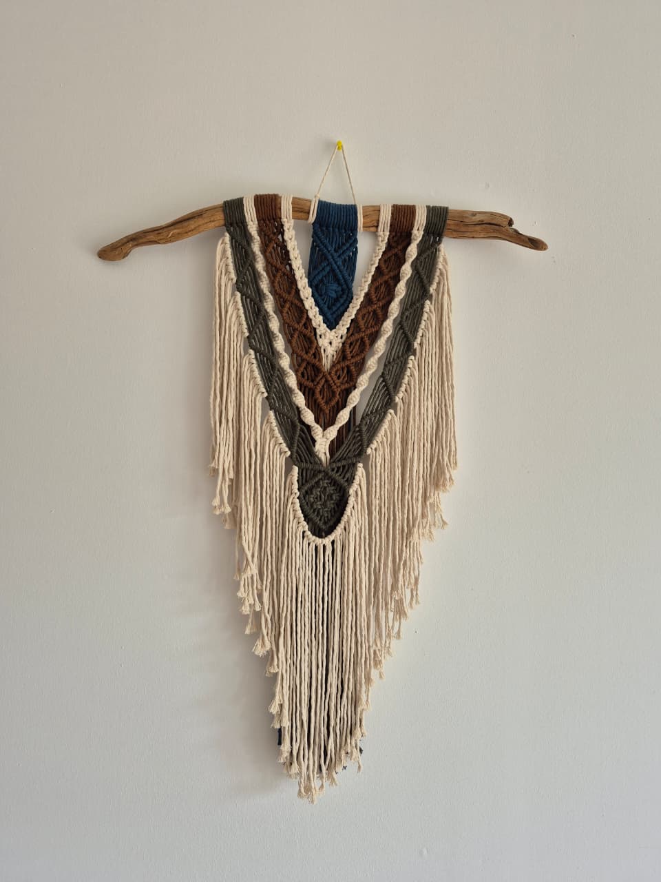 Telar decorativo macramé con palito de río