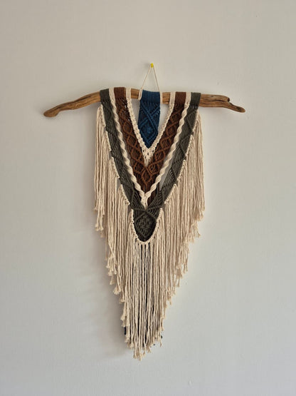 Telar decorativo macramé con palito de río