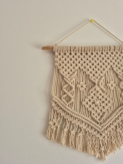 Telar decorativo mediano macramé crudo