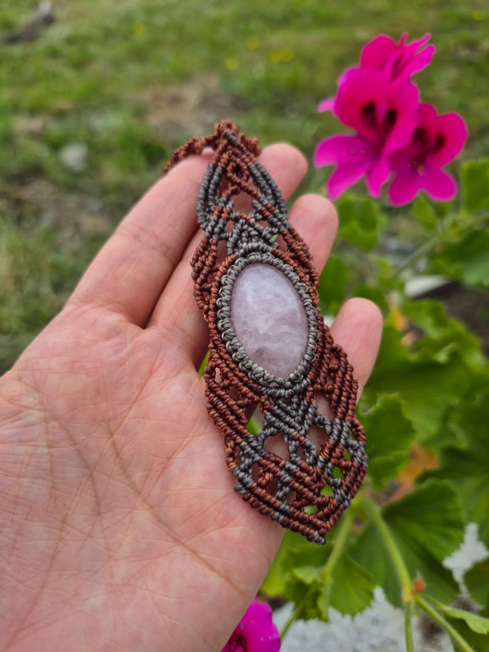 Collar de macramé con cuarzo rosa grande