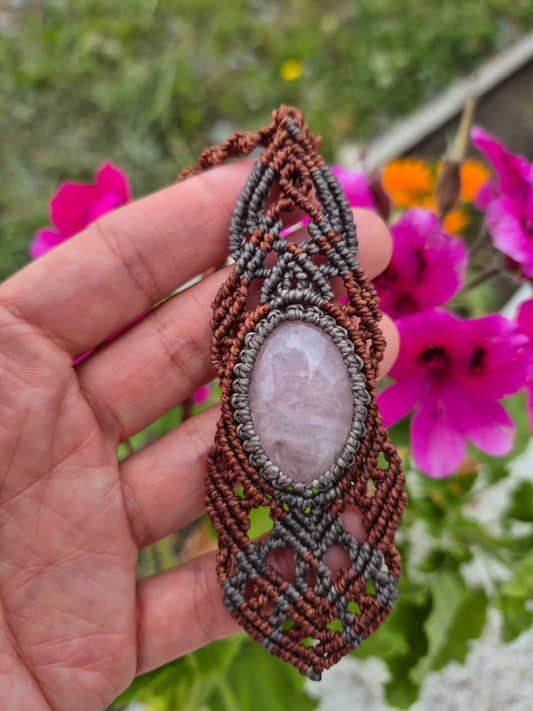 Collar de macramé con cuarzo rosa grande