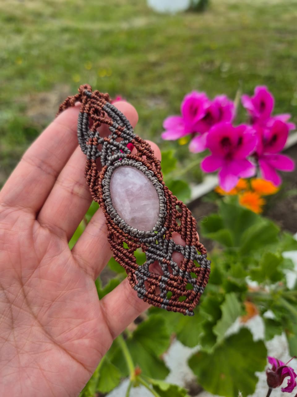 Collar de macramé con cuarzo rosa grande