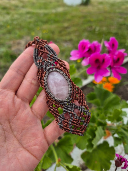 Collar de macramé con cuarzo rosa grande