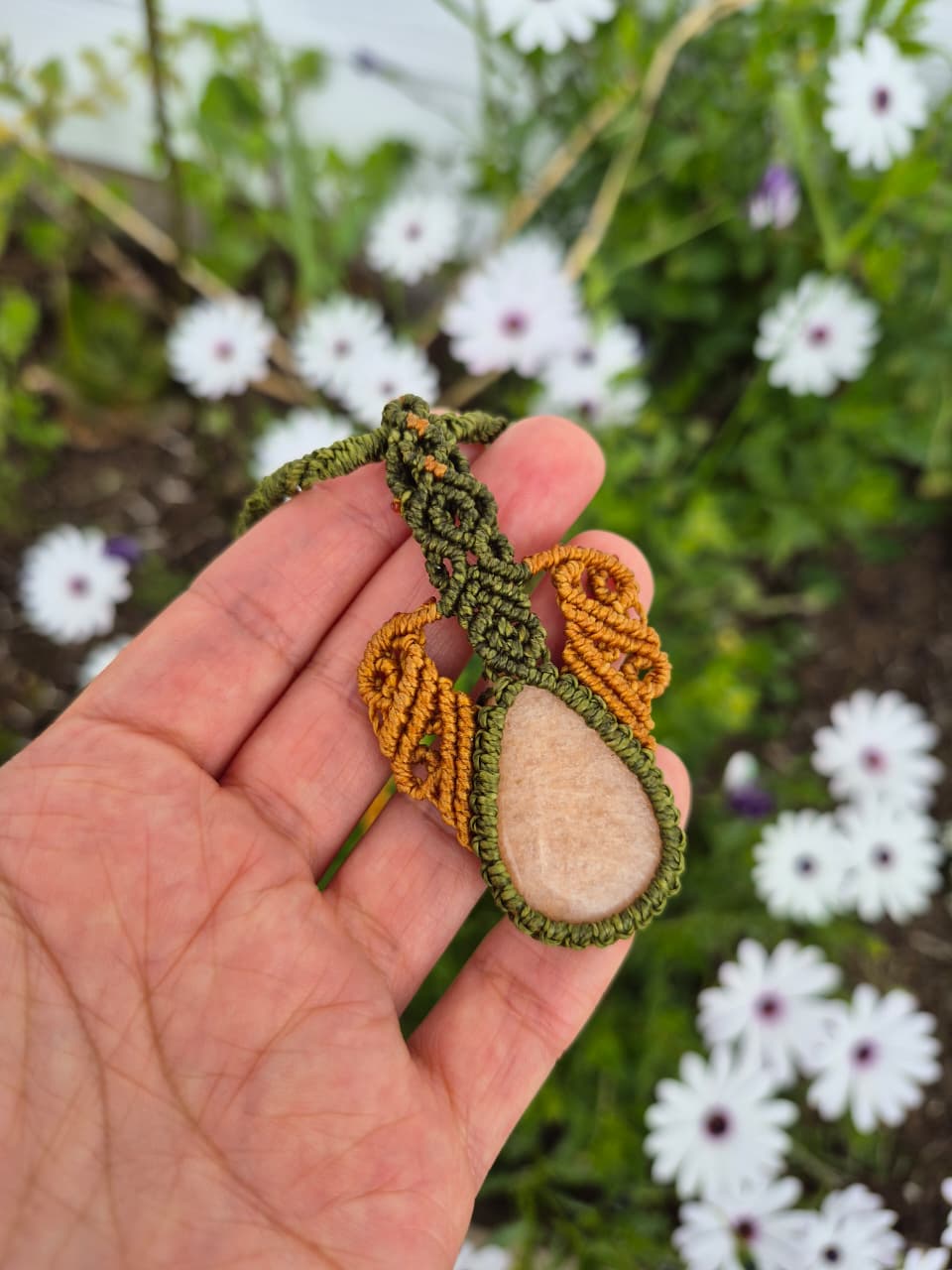 Collar de macramé con piedra amazonita durazno