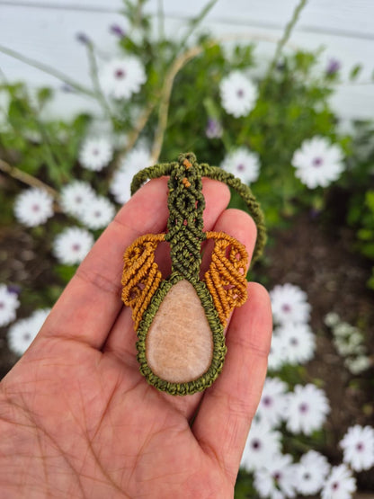 Collar de macramé con piedra amazonita durazno