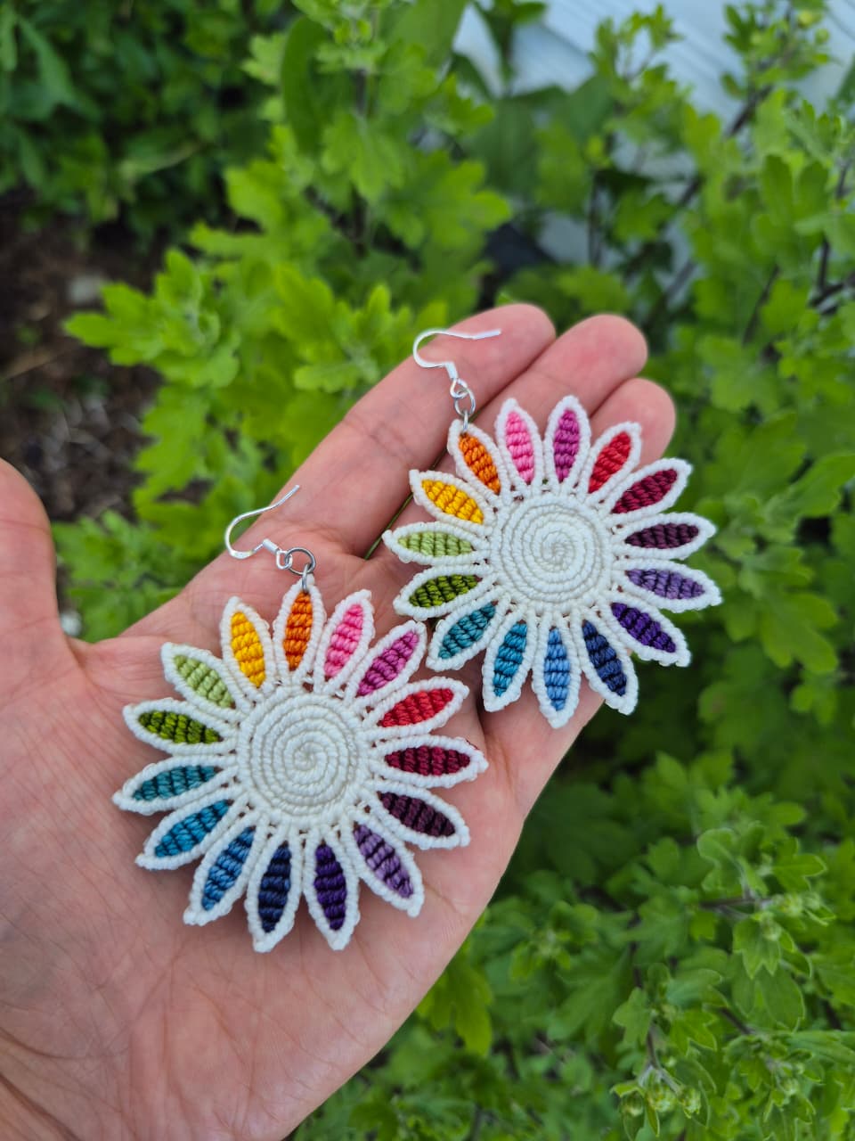 Aritos de macramé flor multicolor ganchos de plata 925