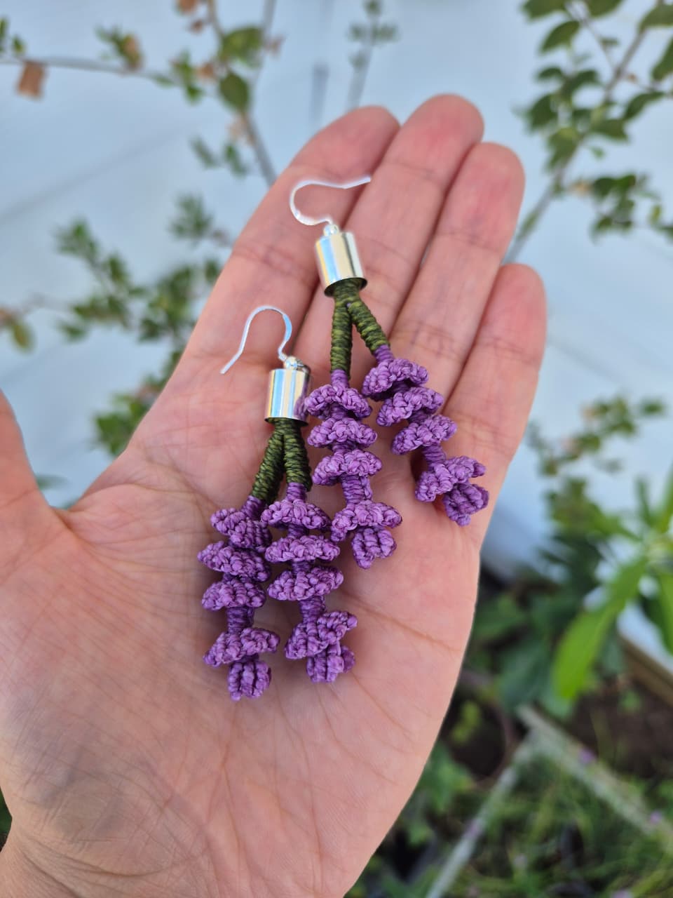 Aritos de macramé flor lavanda ganchos de plata 925