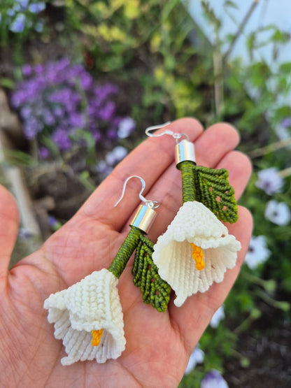 Aritos de macramé calas blancas ganchos de plata 925