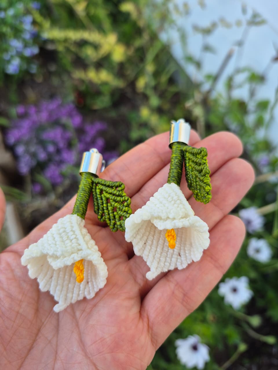 Aritos de macramé calas blancas ganchos de plata 925