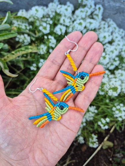 Aritos de macramé colibrí colores ganchos de plata 925