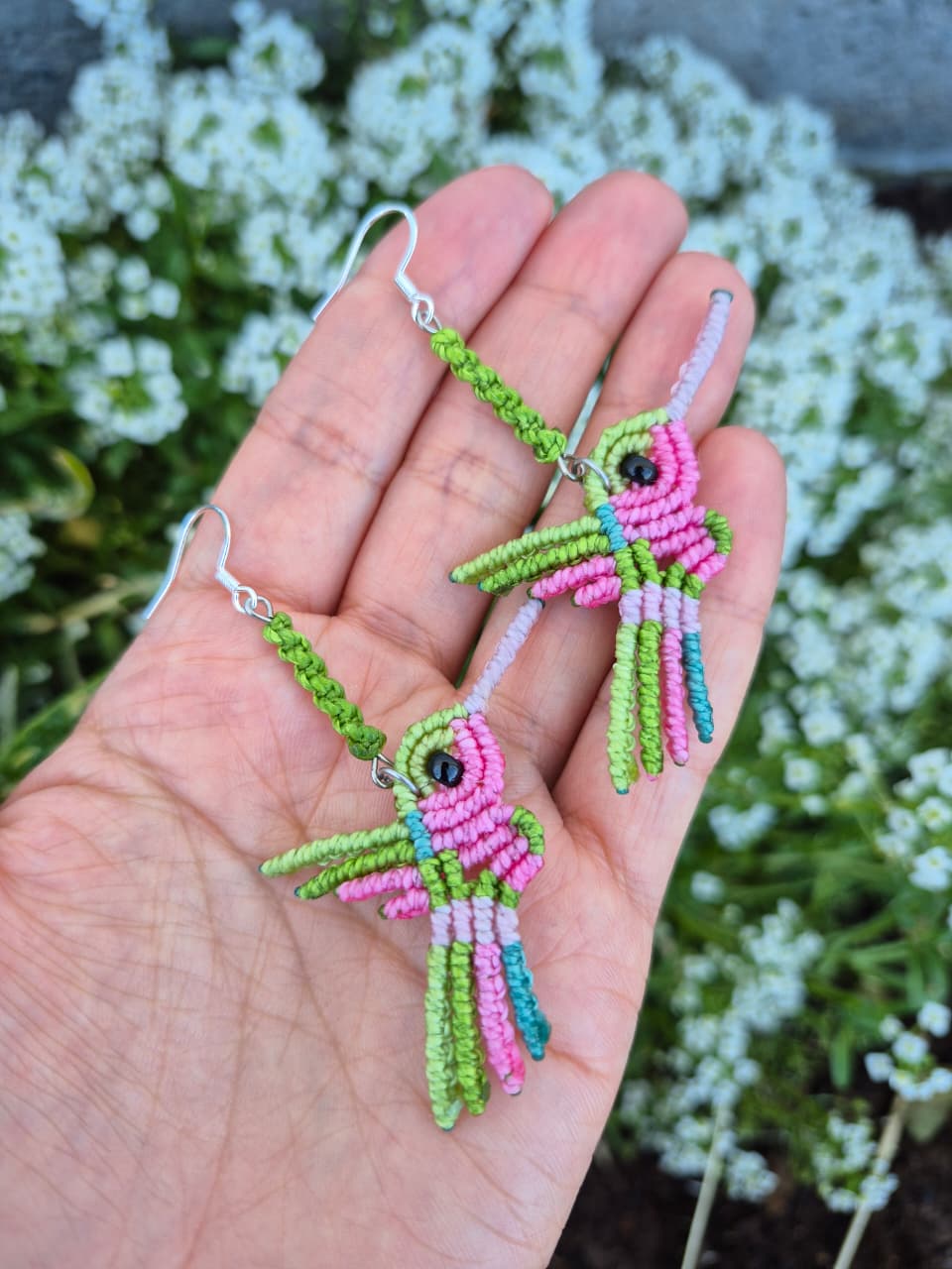 Aritos de macramé colibrí colores ganchos de plata 925