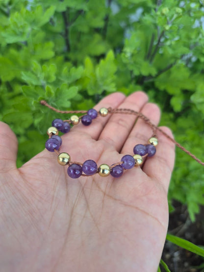 Pulsera de macramé con piedra natural amatista bolitas