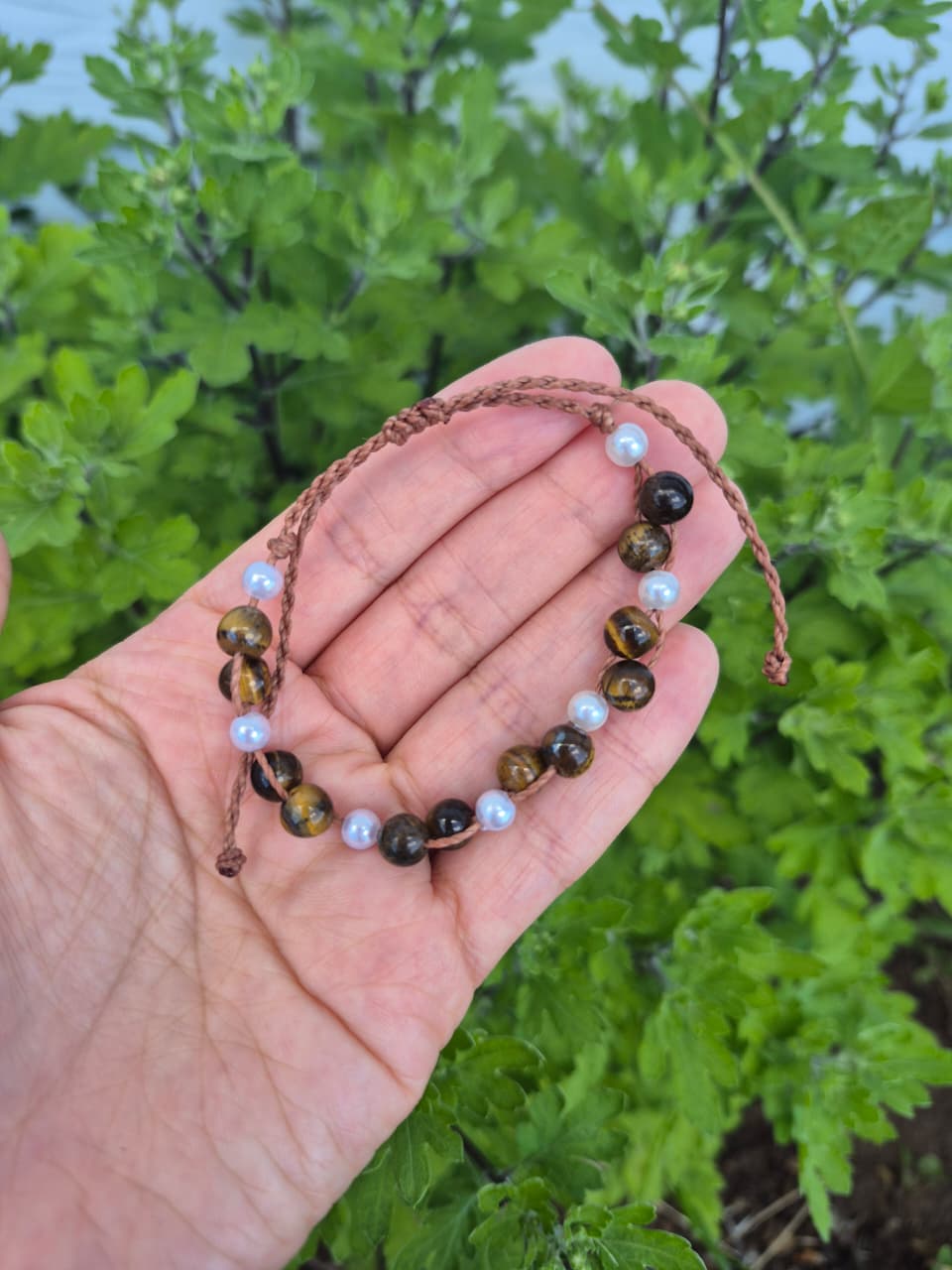 Pulsera de macramé con piedra natural ojo de tigre bolitas