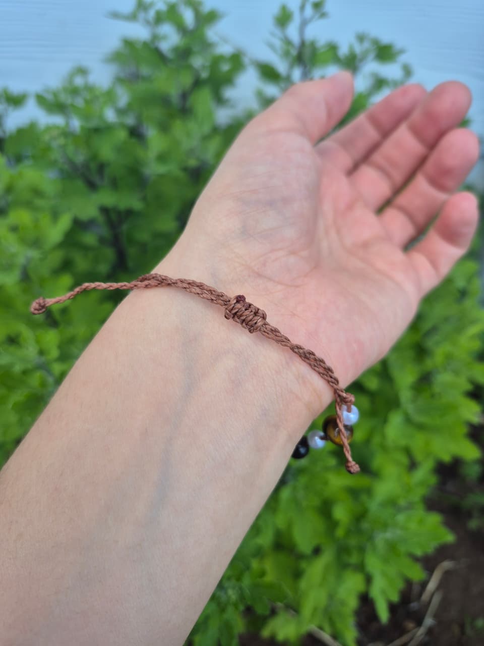 Pulsera de macramé con piedra natural ojo de tigre bolitas
