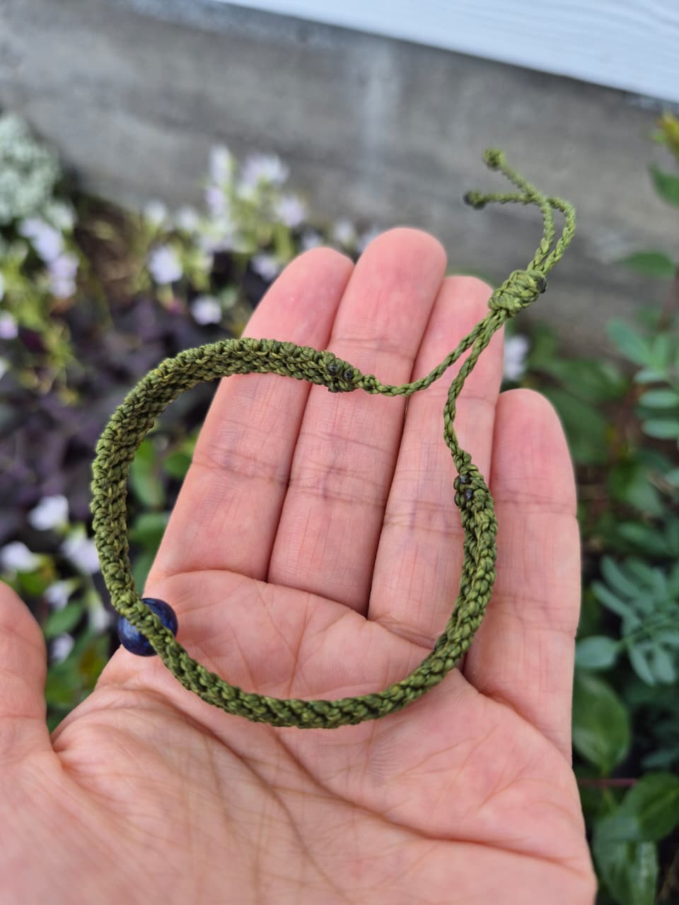 Pulsera de macramé verde con piedra lapislázuli diseño Neo