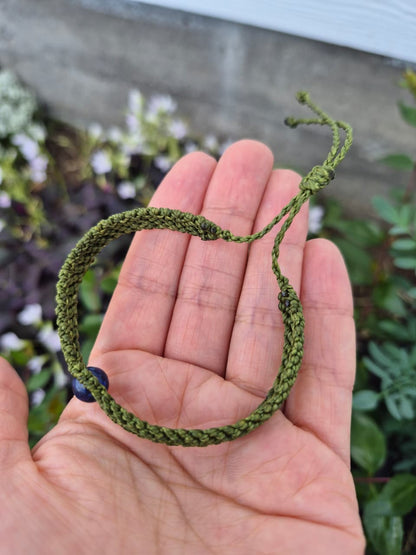 Pulsera de macramé verde con piedra lapislázuli diseño Neo