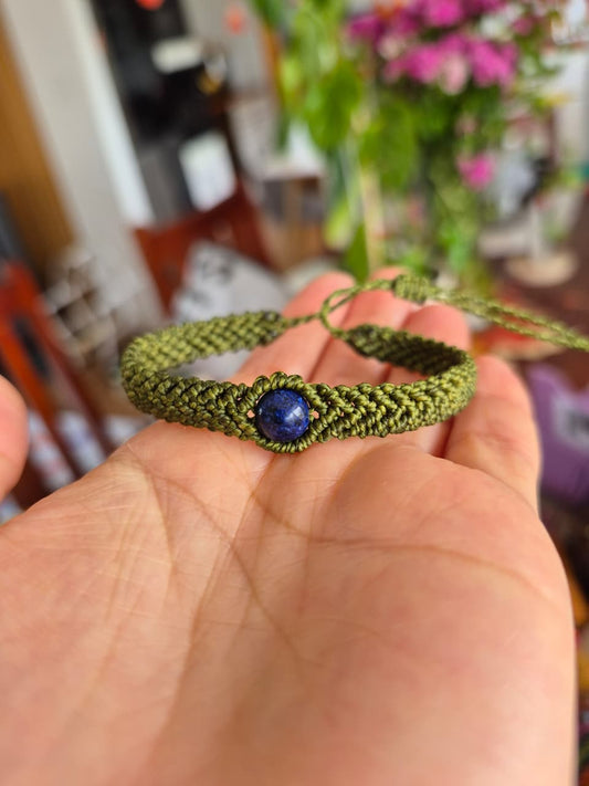 Pulsera de macramé verde con piedra lapislázuli diseño Neo