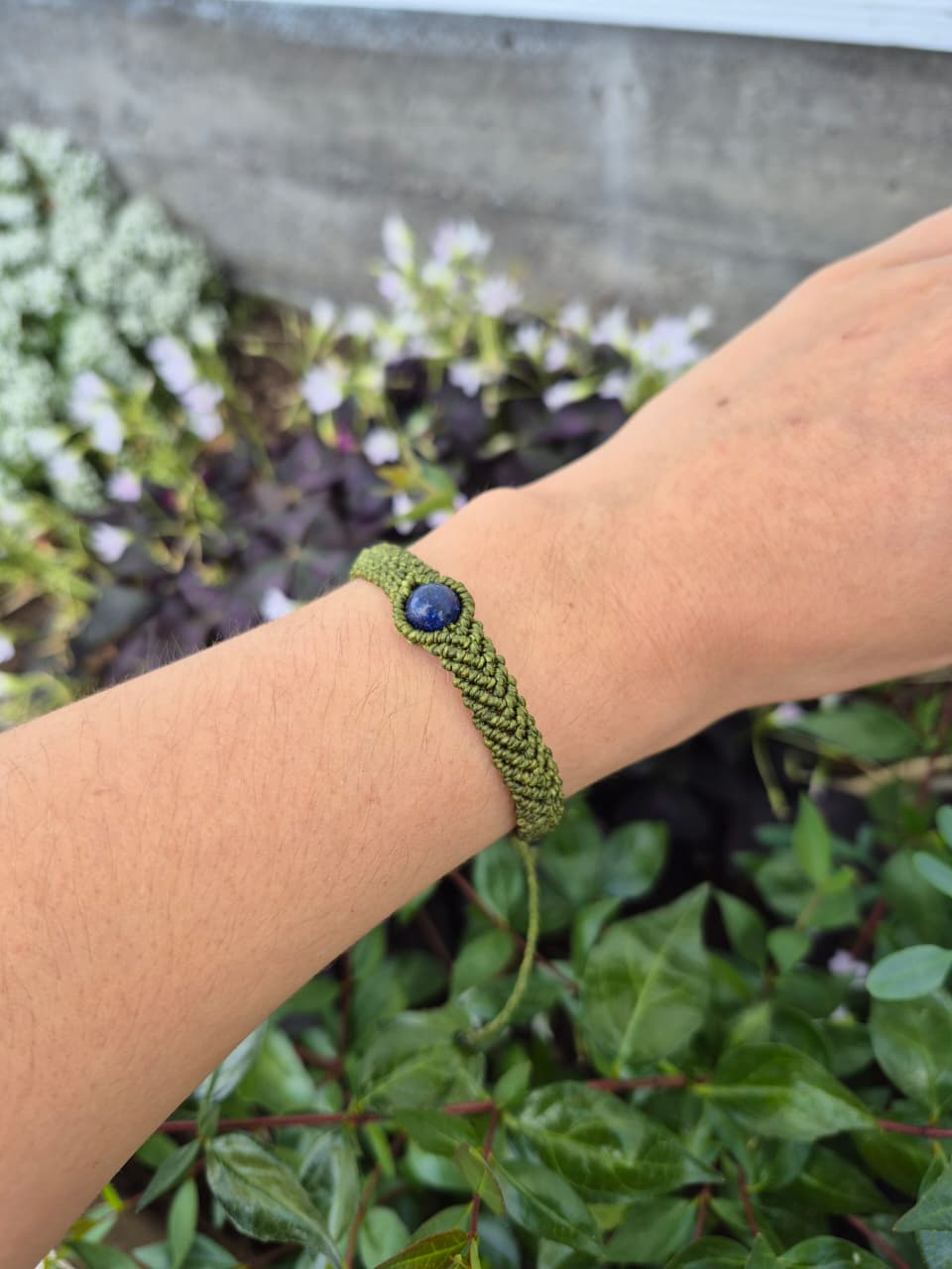 Pulsera de macramé verde con piedra lapislázuli diseño Neo