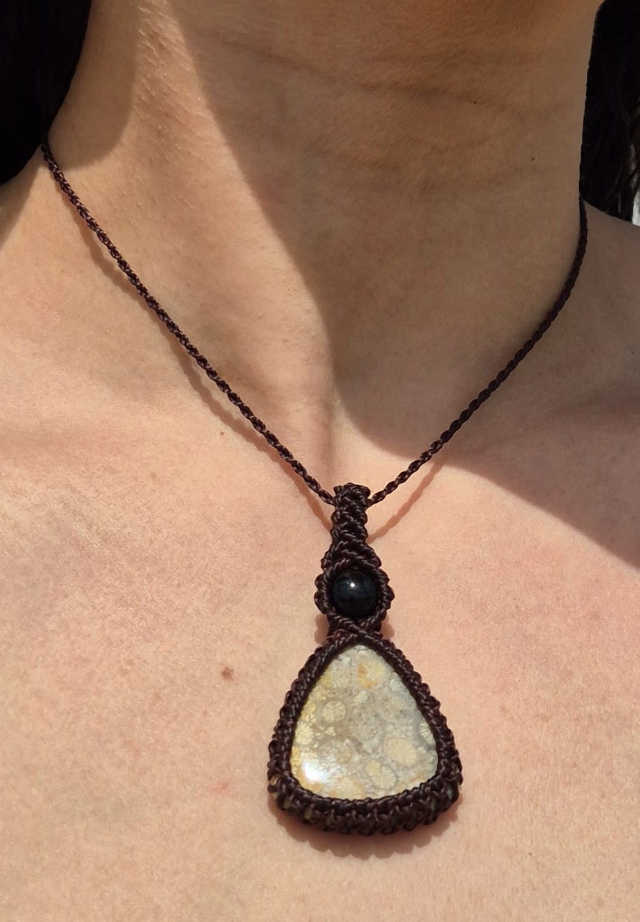 Collar de macramé piedra coral fósil