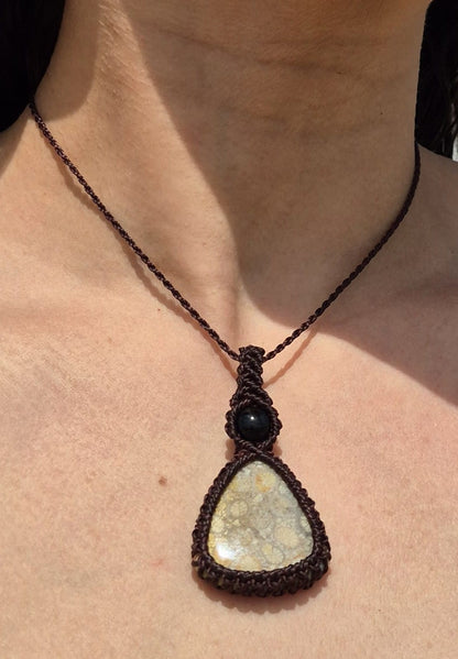 Collar de macramé piedra coral fósil