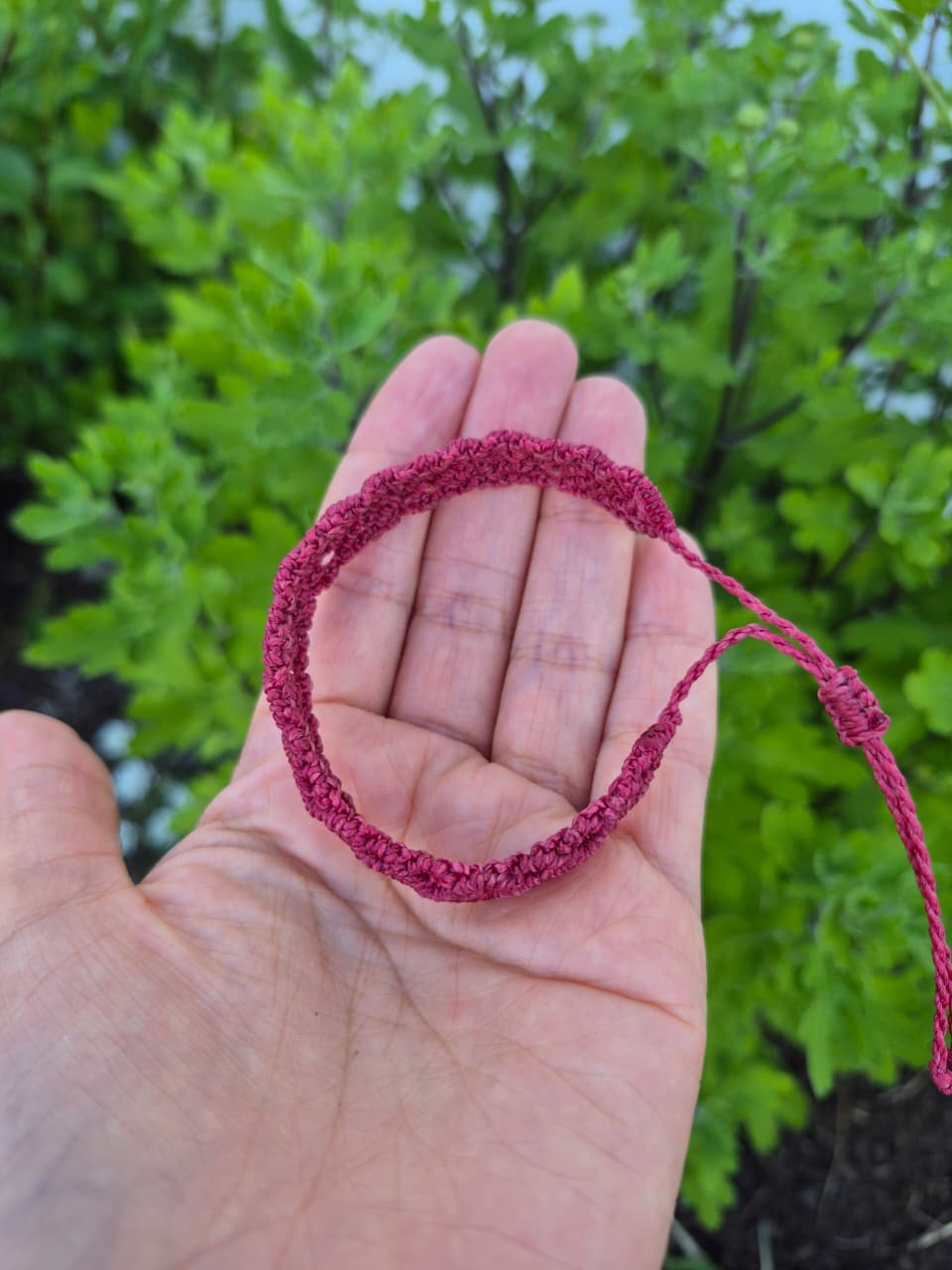 Pulsera macramé color fuccia