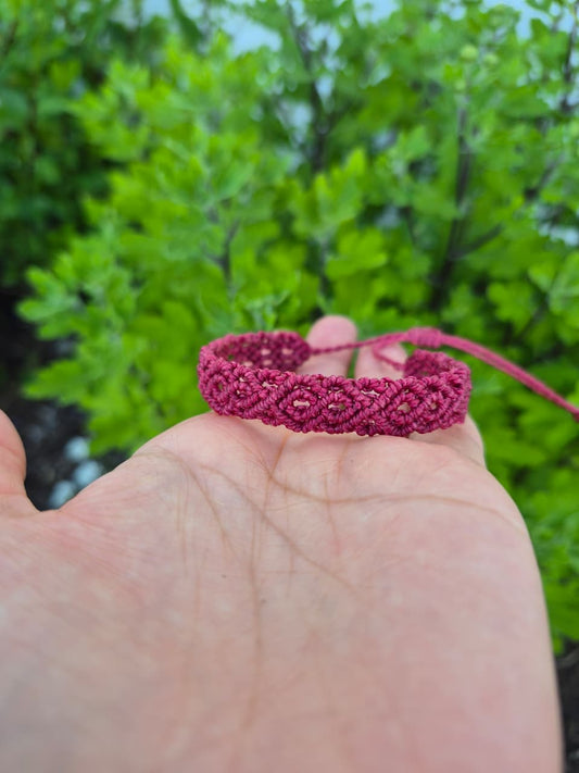 Pulsera macramé color fuccia