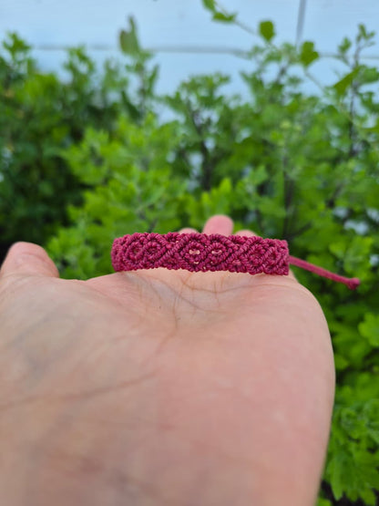 Pulsera macramé color fuccia