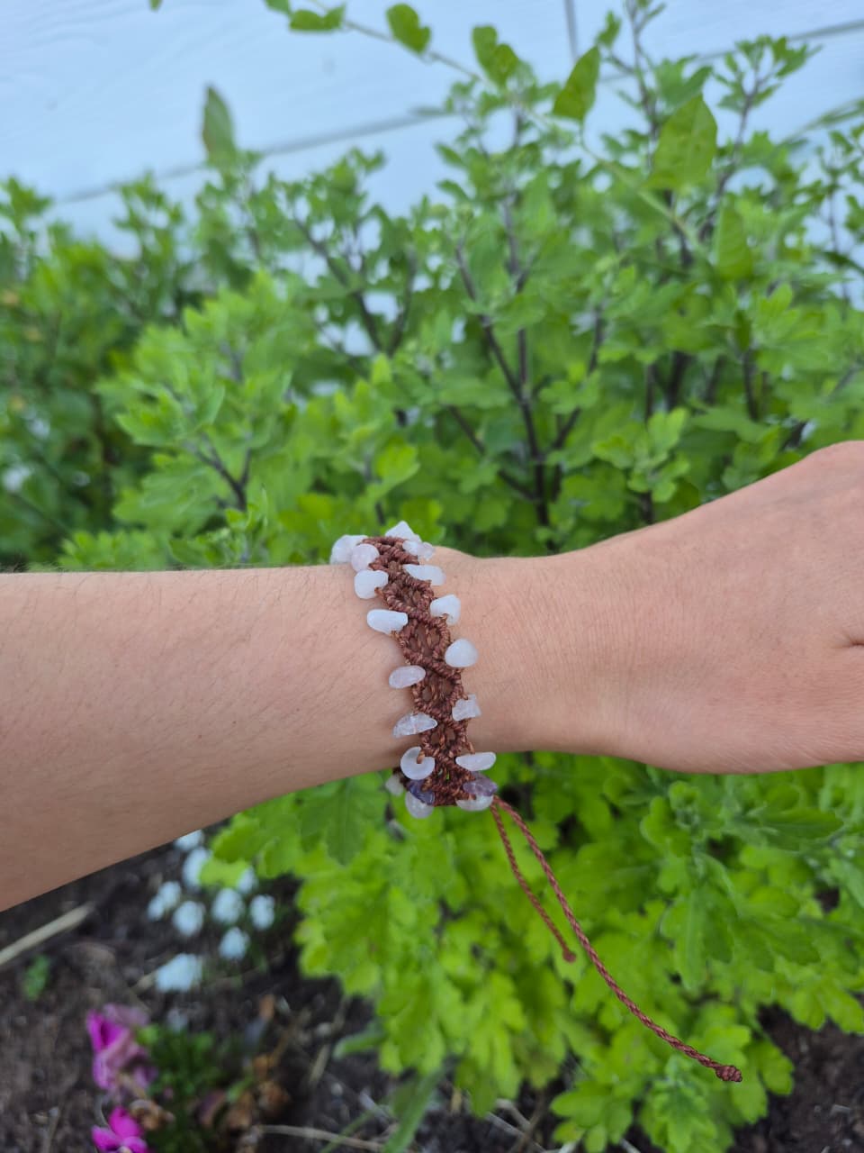 Pulsera macramé con cuarzo rosa chips