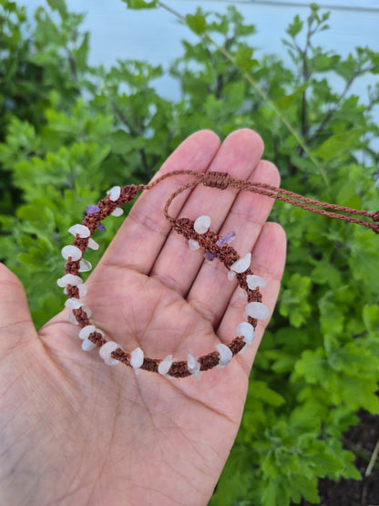 Pulsera macramé con cuarzo rosa chips