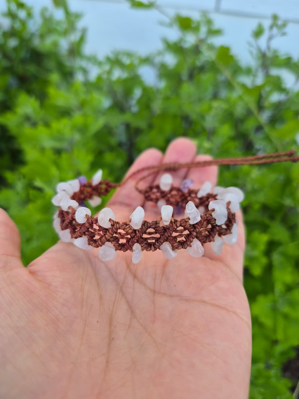 Pulsera macramé con cuarzo rosa chips